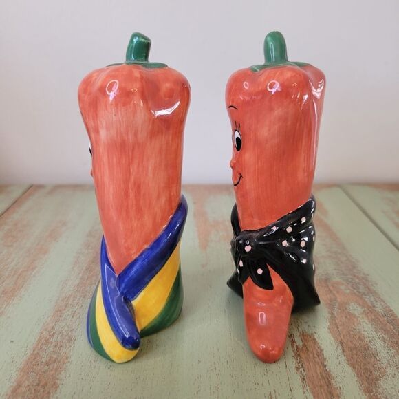 Charming Vintage Anthropomorphic Carrot Salt & Pepper Collectible Shakers - Picture 3 of 12
